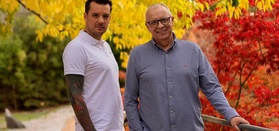 Philippe y Romain Schwiderski en un jardín