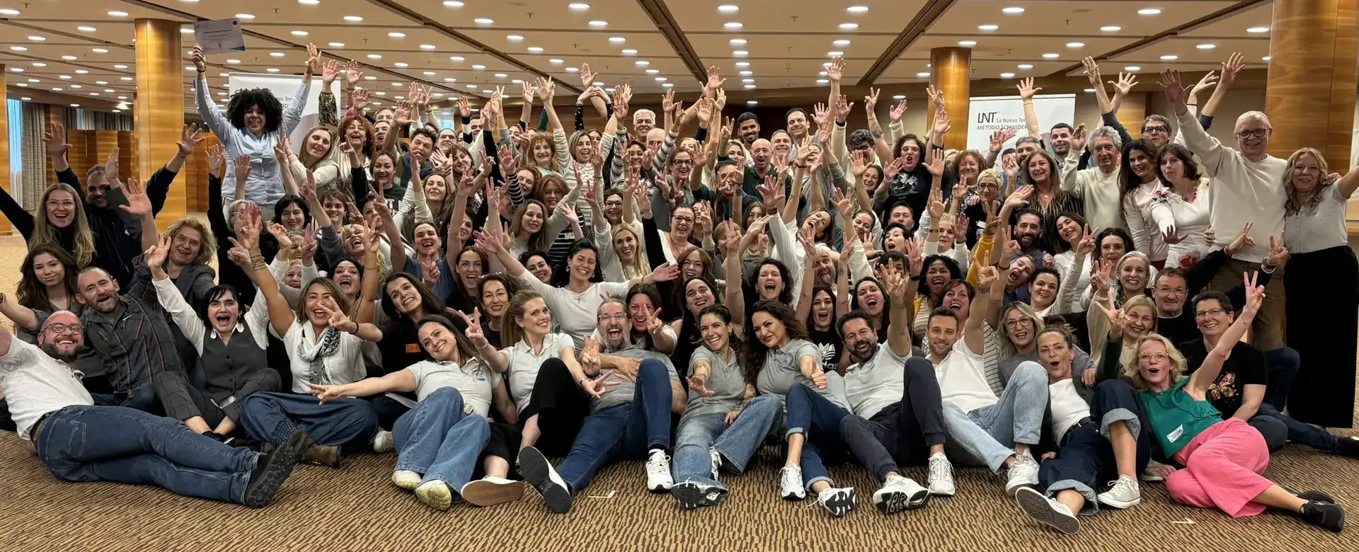 Una promoción de la LNT®: más de cien personas con los brazos en alto en el salón de un hotel
